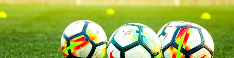 一位球迷正在手机上记录比赛精彩瞬间