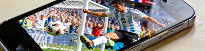 手机屏幕上显示着比赛精彩进球的截图