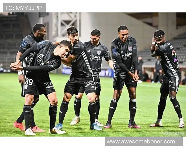 欧联杯激战：里昂逆转热刺上演惊天大逆转全场沸腾